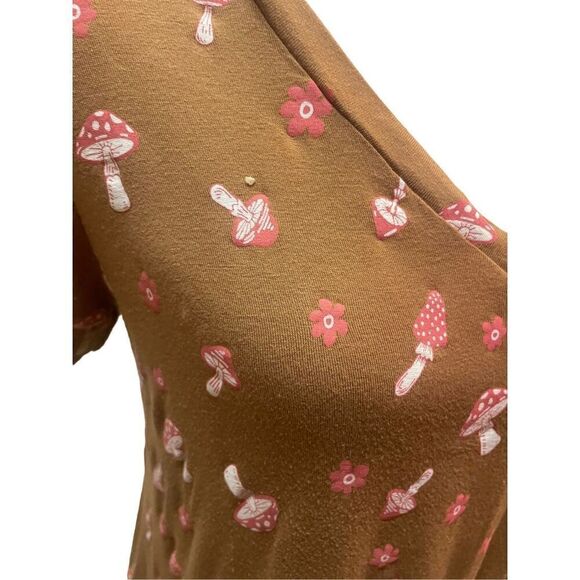 No Boundaries Brown with Red Mushroom design V-Neck  Short Sleeve Size Large 11- - Picture 8 of 9